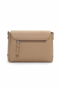 Borsa beige in pelle strutturata con una tasca frontale zip e chiusura a patta. Dotata di dettagli in argento e tracolla rimovibile.