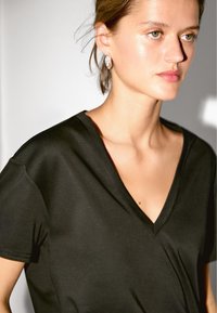 Massimo Dutti FLOWING V-NECK WITH SHORT SLEEVES - Jednoduché tričko - black
