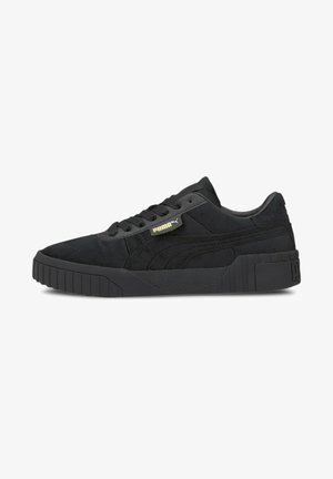 Baskets basses noires Puma avec semelle texturée, dessus en daim, bande latérale et logo Puma doré près des lacets, vues de profil.