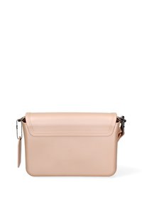 Kleine, rechthoekige crossbody tas van zachtroze leer. Heeft een omklapbare flap, een kettingriem en een label dat is bevestigd met een ball chain.