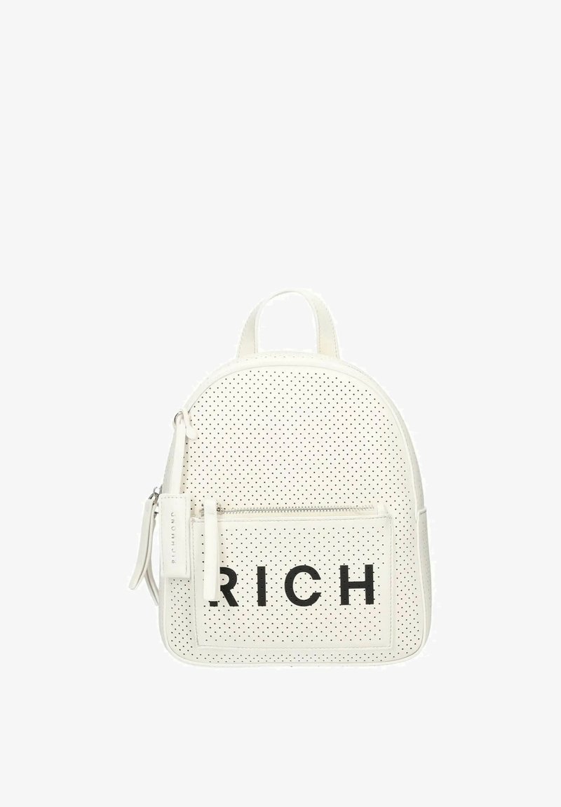 Mochila mini blanca perforada con bolsillo frontal con cremallera que muestra un texto audaz en negro "RICH", asa superior y etiquetas de tirador de cremallera.