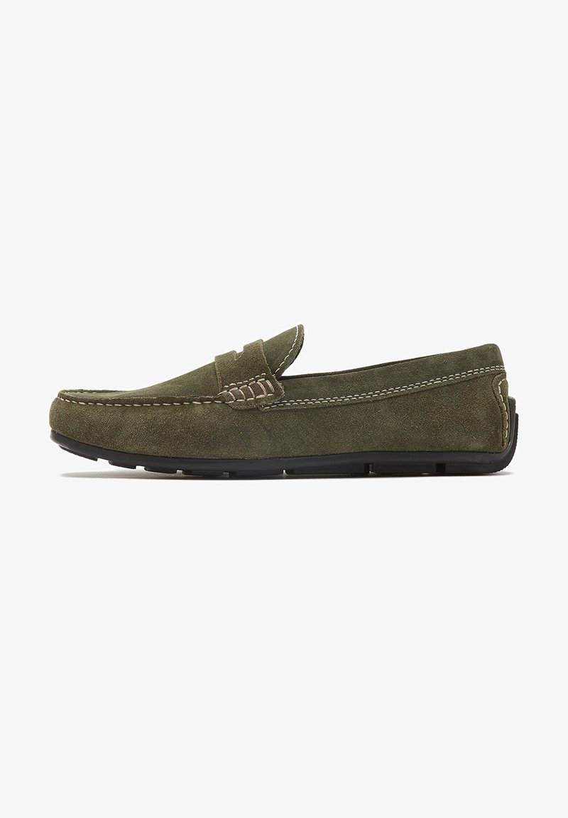 Grüne Wildleder Slipper im Mokassin-Stil mit gestickten Akzenten und einer schwarzen Gummisohle. Die Seitenansicht hebt die abgerundete Zehenform hervor und zeigt, dass sie schnürsenkellos sind.