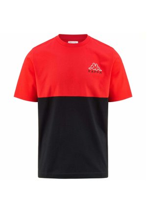 T-shirt in cotone rosso e nero a maniche corte, con un design a blocchi di colore orizzontali e un piccolo logo Kappa sul petto.