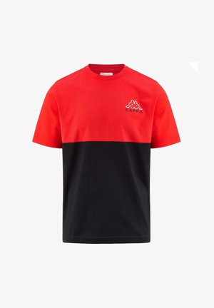 T-shirt in cotone rosso e nero a maniche corte, con un design a blocchi di colore orizzontali e un piccolo logo Kappa sul petto.