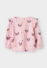 Maglietta per bambini a maniche lunghe di colore rosa con spalle arricciate, motivo di cupcake e cuori, e polsini ed orlo elasticizzati.