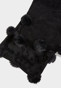 Sciarpa in pelliccia sintetica nera con una texture morbida, caratterizzata da pompon neri lungo i bordi per un tocco in più. Forma rettangolare, finitura liscia.