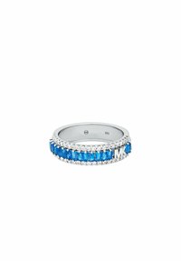 Anello in argento sterling con pietre blu e trasparenti alternate, decorato con un'incisione "MK". Fascia liscia con una finitura lucida.