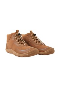 Braune High-Top-Schuhe aus synthetischem Material mit strukturiertem Sohlen, elastischen Schnürsenkeln und reflektierenden Akzenten an den Seiten.