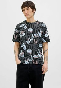 Tricou negru cu mânecă scurtă, cu un model floral colorat în nuanțe de albastru și roz. Fabricat dintr-un material moale, cu o croială lejeră și decolteu rotund.