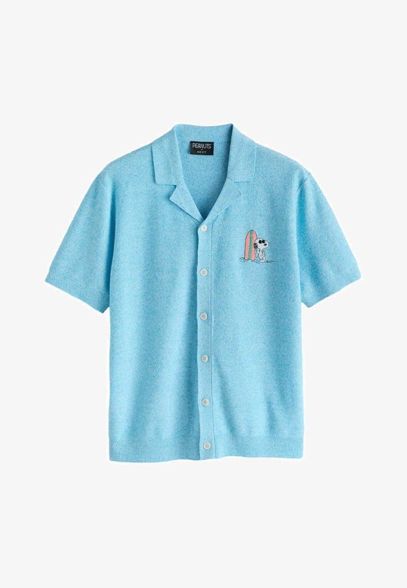 Chemise bleu clair à manches courtes avec boutons et col, avec Snoopy et une planche de surf rose brodés sur la poitrine.