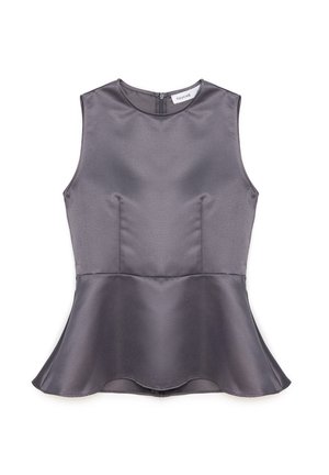 Top péplum en satin gris avec un col rond, sans manches et une fermeture éclair dans le dos. L'ourlet festonné ajoute du caractère à la silhouette structurée.