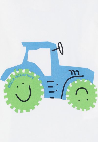 Grafica di un trattore blu con ruote verdi, testurizzate e sorridenti. Presenta linee semplici e il testo "STELLA McCARTNEY" in blu sulla gomma.
