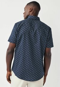 Next OXFORD FIT SHORT SLEEVE REGULAR FIT - Pluus - navy blue flamingo