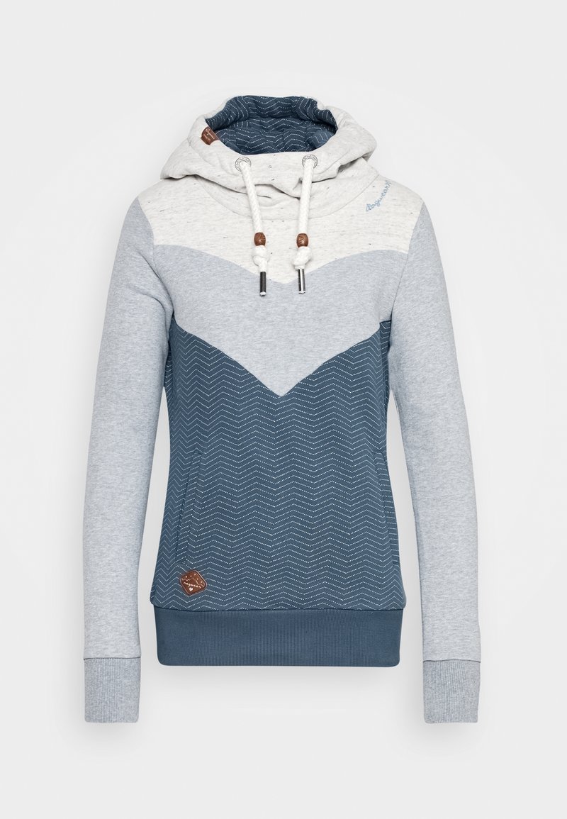 Sweat à capuche avec haut blanc, manches gris clair, corps bleu foncé à motif chevrons, capuche avec cordon de serrage et petite pièce marron près de l’ourlet.