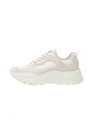 Lys beige sneaker med en glat syntetisk overdel, kontrasterende hvide detaljer, tykk, tekstureret sål og rund tådesign med snørebånd.