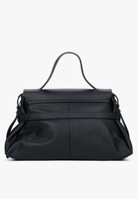 Černá kožená kabelka s pevnou strukturou, horním držadlem a překlopnou klopou s texturovaným povrchem a jemnými švy.