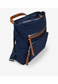 Mochila azul marino con múltiples bolsillos con cremallera, detalles en cuero marrón y un diseño estructurado. Cuenta con correas ajustables para mayor versatilidad.