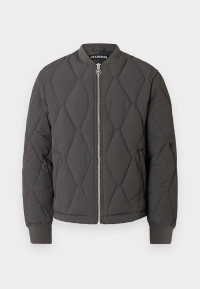 Chaqueta bomber acolchada en gris oscuro, con cuello alto, cierre frontal con cremallera y puños elásticos. El patrón de diamantes añade textura.