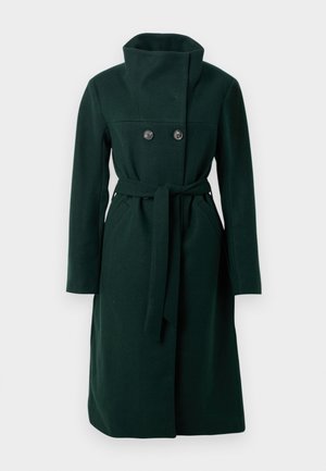 Cappotto in misto lana verde scuro con colletto alto, design doppiopetto, tasche frontali e cintura in tessuto. Texture liscia con dettagli minimi.