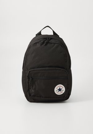 Čierny batoh vyrobený z textúrovaného materiálu, s prednou zipsovou kapsou a kruhovou nášivkou s logom v červených a modrých akcentoch.