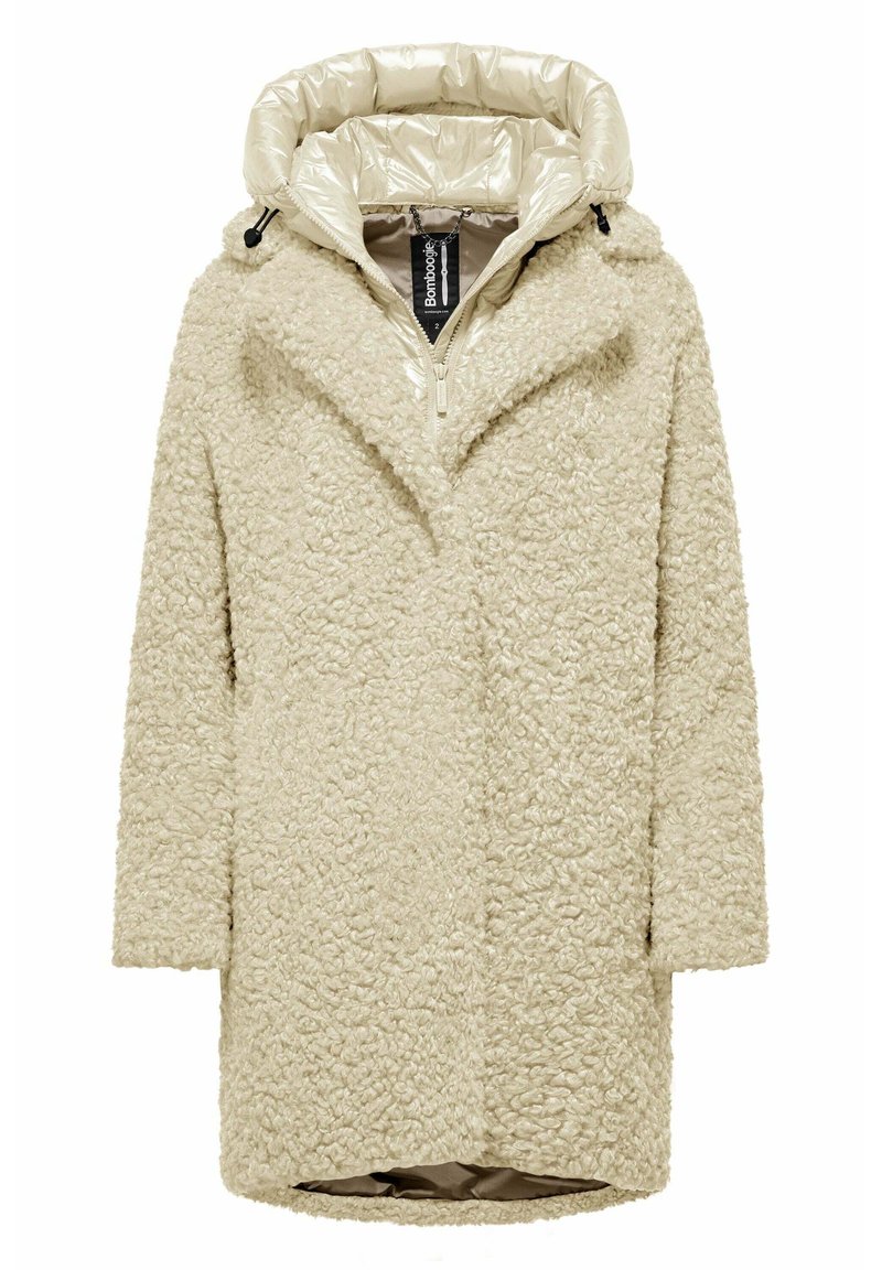 Cappotto in finta pelliccia beige con cappuccio gonfio e lucido. Presenta una chiusura frontale con zip e tasche inclinate. Tessuto morbido e testurizzato con una vestibilità comoda.