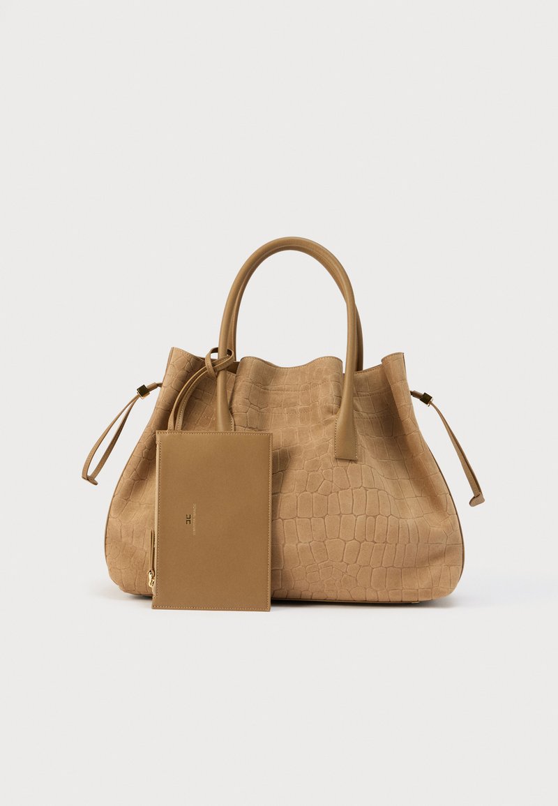 Sac à main en cuir fauve avec une texture crocodile, doté de deux poignées arrondies et d'une pochette plate détachable. Surface lisse et forme structurée.