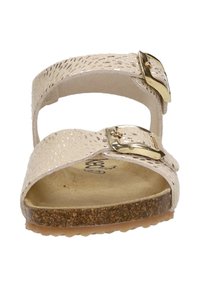 Beige Sandale mit zwei verstellbaren Riemen, die mit goldenen Schnallen und gemusterten Perforationen versehen sind, Korkfußbett und strukturierter Sohle.