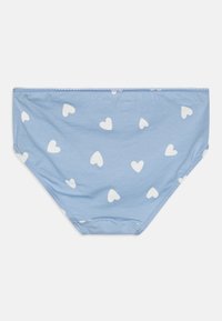 Helle blaue Baumwollslips mit einem wiederholten Muster kleiner weißer Herzen, einem mit Spitze verzierten Gummibund und glattem Material.