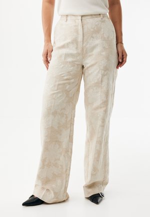 Lysebeige mønstrede bukser lavet af et struktureret stof med broderet blomsterdesign, vid pasform og sidelommer.