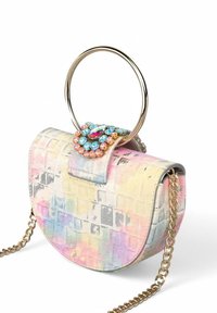 Bolso redondo con un degradado de color pastel, textura de cocodrilo faux, asa de anillo de metal dorado y embellishments joyados en la solapa. Correa de cadena incluida.
