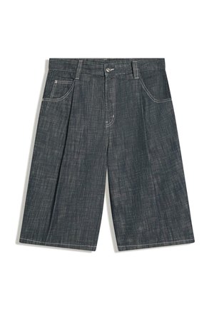 Shorts en denim gris foncé longueur genou avec bouton à l'avant, passants de ceinture, deux poches avant et coutures blanches visibles.