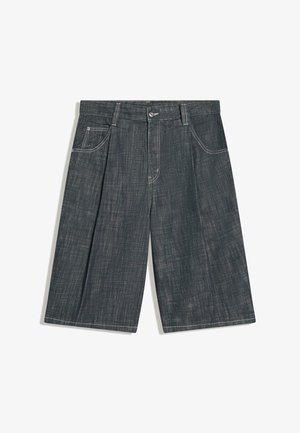 Shorts en denim gris foncé longueur genou avec bouton à l'avant, passants de ceinture, deux poches avant et coutures blanches visibles.