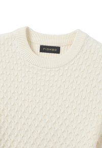 Cremefarbener Strickpullover mit einem strukturierten Wabenmuster, einem gerippten Ausschnitt und einem schwarzen Etikett mit goldener Schrift "PIOMBO".
