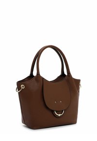 Sac à main en cuir marron avec une texture douce, une forme arrondie, des poignées doubles et un rabat avec un accent en anneau et des éléments en métal.