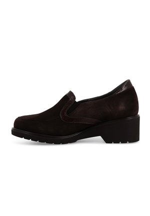 Scarpe slip-on in suede nero con punta arrotondata, caratterizzate da dettagli lucidi e tacco basso a blocco, progettate per comfort e facilità di utilizzo.