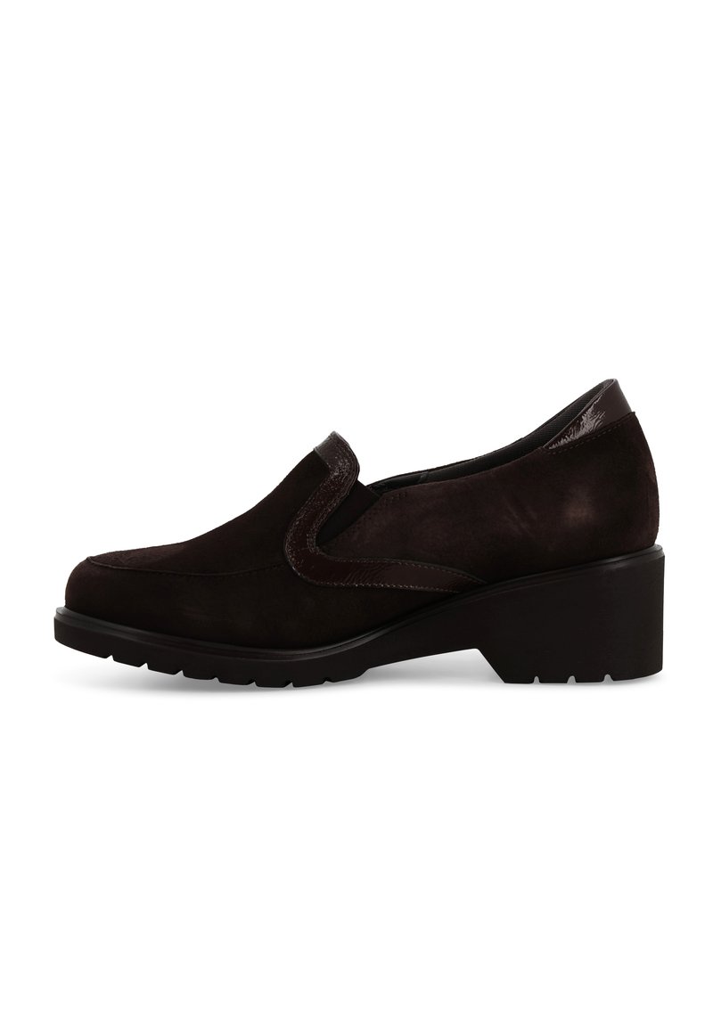 Scarpe slip-on in suede nero con punta arrotondata, caratterizzate da dettagli lucidi e tacco basso a blocco, progettate per comfort e facilità di utilizzo.