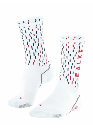 Weiße Sportsocken mit rot und navyblauen senkrechten Streifen, verstärktem Zehen- und Fersenbereich, mit rotem "FALKE"-Logo an der Seite.