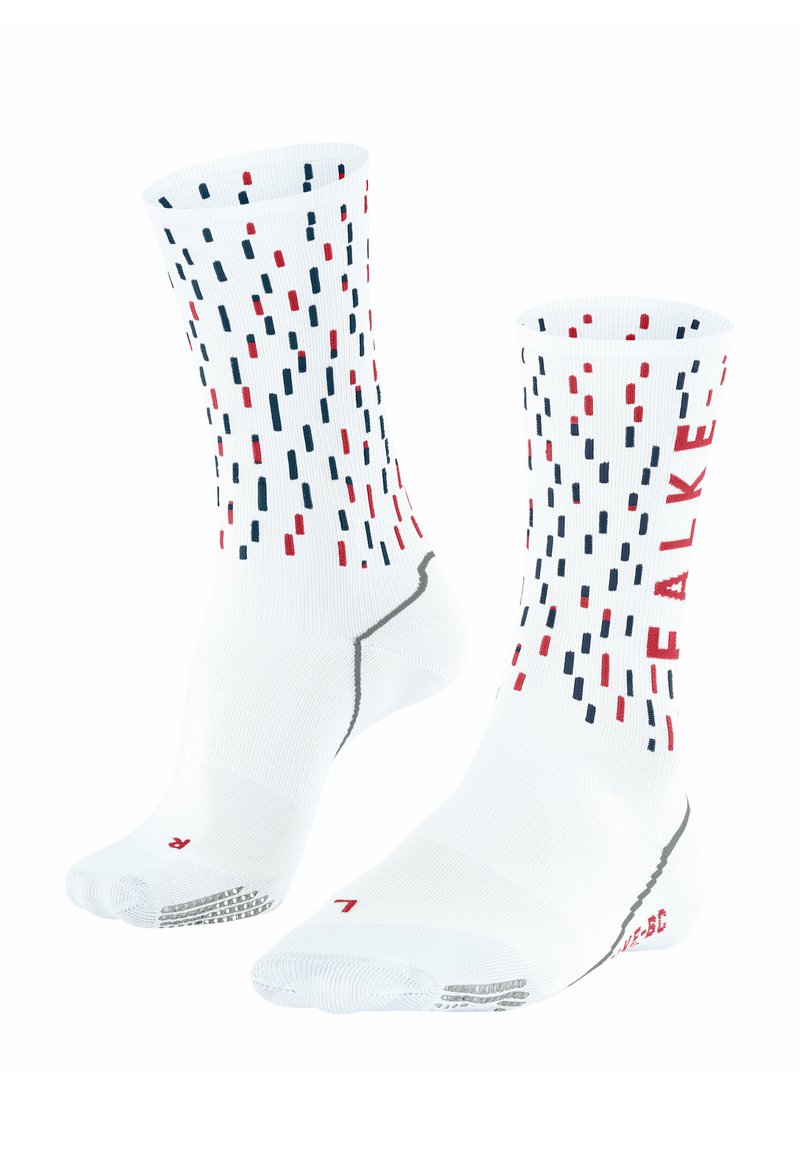 Calze sportive bianche con motivo a righe verticali rosse e blu navy, punta e tallone rinforzati, con logo "FALKE" rosso sul lato.