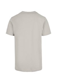 Lys grå bomulds T-shirt med rund hals, korte ærmer og lige kant. Glat tekstur, minimalistisk design, ingen synlige mønstre eller logoer.