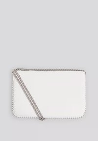 Borsa a clutch in pelle sintetica bianca con tracolla in metallo argentato, caratterizzata da un bordo decorato con perline lungo i lati e una superficie liscia e piatta.