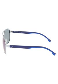 Okulary przeciwsłoneczne Nautica z srebrną oprawką, gradientowymi szarymi soczewkami oraz granatowymi ramionami z jasnoniebieskimi akcentami. Smukły, sportowy design.