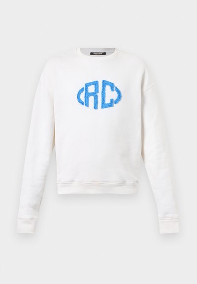 Sweatshirt de algodão branco com um logo em relevo azul bordado "<RC>" na frente, com mangas longas e um decote arredondado.