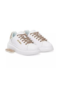 Sneakers bianchi con un superiore sintetico liscio, dettagli dorati e lacci marroni. Presentano una suola in gomma bianca spessa e una soletta rimovibile.