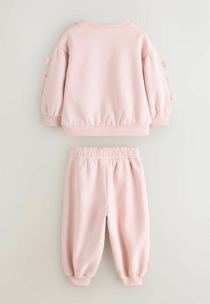 Mjukt rosa tröja för småbarn med byxor med elastisk midja, ribbade muddar och små tygrosetter på ärmarna och byxbenen.