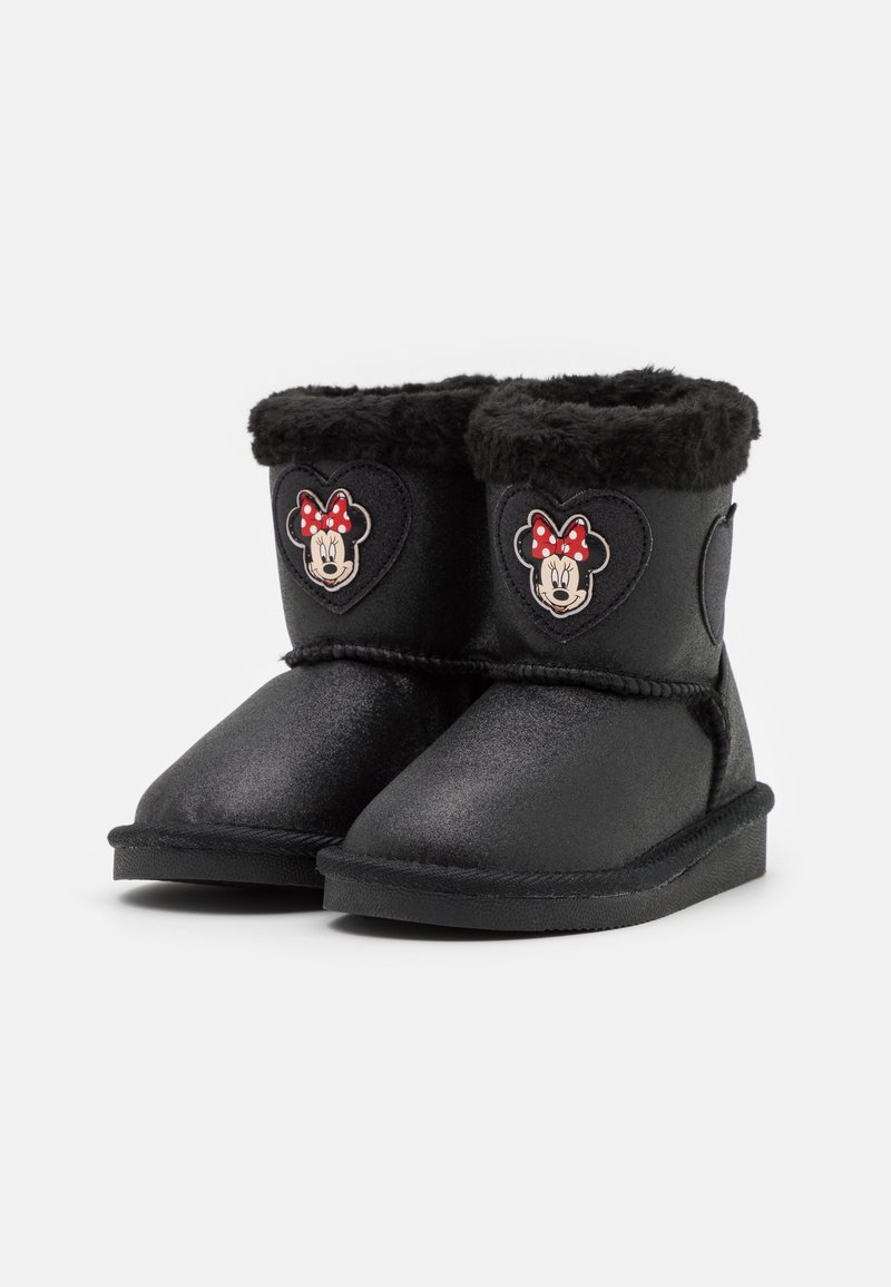 Bottes noires pour enfants avec une finition brillante, doublure en fourrure noire douce, et un patch Minnie Mouse avec un nœud rouge à pois sur le côté.
