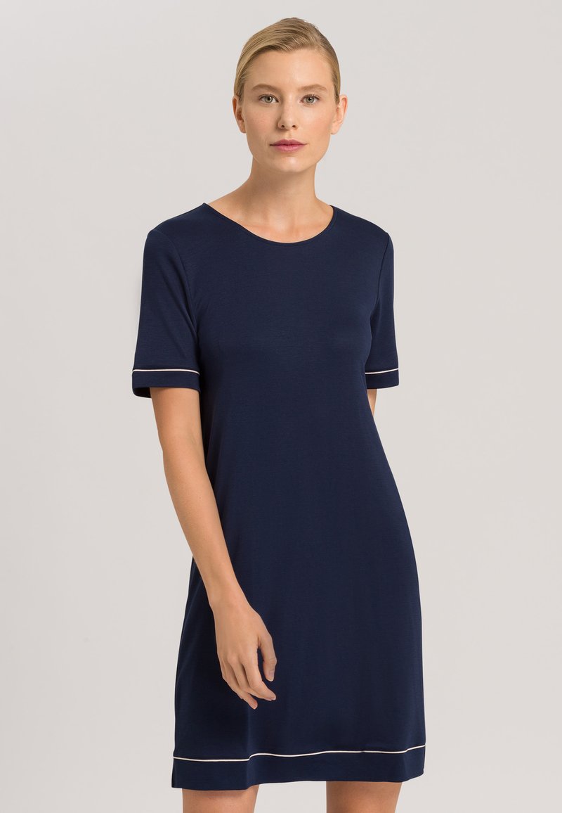 Vestido de manga corta en navy con un cuello redondo y ribetes blancos en las mangas y el dobladillo. Confeccionado en una tela suave y liviana.