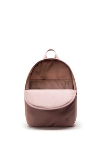 Ružičasti platneni ruksak s zaobljenim oblikom, prednjim poklopcem i unutarnjim odjeljkom. Glatka tekstura s suptilnim logotipom na bočnoj strani.