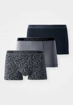 Trois paires de boxers pour hommes. Noirs avec un motif logo, bleu marine foncé et gris clair. Ceinture élastique avec le logo "Emporio Armani".
