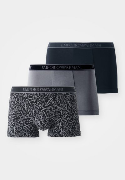 Tres pares de calzoncillos para hombres. Negros con un diseño de logotipo, azul marino oscuro y gris claro. Cintura elástica con la marca "Emporio Armani".