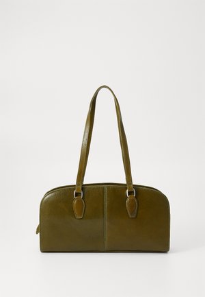 Sac à main en cuir vert olive, de forme arrondie, avec deux poignées et une façade sans couture. Il présente une texture lisse et des détails de couture subtils.